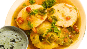 Plate of idli in sambar with coconut chutney recommended by AIIMS for gut health, fibre intake, and healthy digestion.