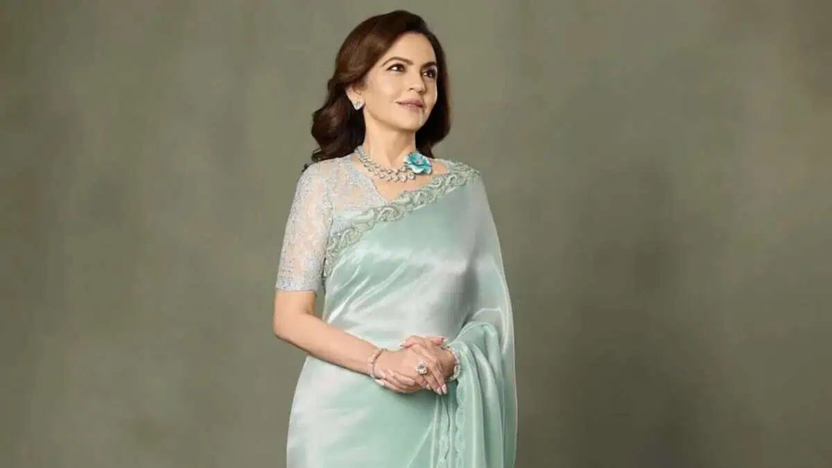 Nita Ambani, India’s business magnate and philanthropist, made headlines at the premiere of The Bads of Bollywood in Mumbai on September 19, 2025. The billionaire stunned attendees with an extravagant diamond and paraiba tourmaline necklace, valued at an estimated $100 billion, borrowed from her daughter, Isha Ambani. The US jewellery influencer Julia Chafe called it “the craziest necklace I’ve ever seen,” highlighting the Ambani family’s unmatched collection.