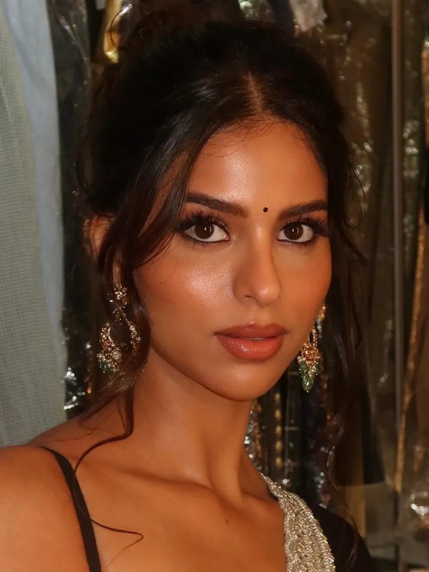 what is blonzing- Suhana Khan showing a radiant sun-kissed glow with soft blonzed makeup.