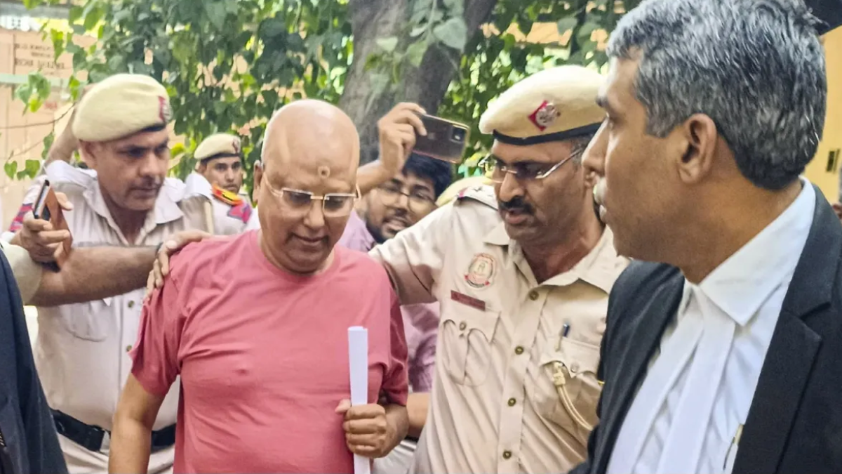 Shocking Delhi news reveals Dubai Sheikh seeking sex partner via Delhi Baba’s WhatsApp chats.