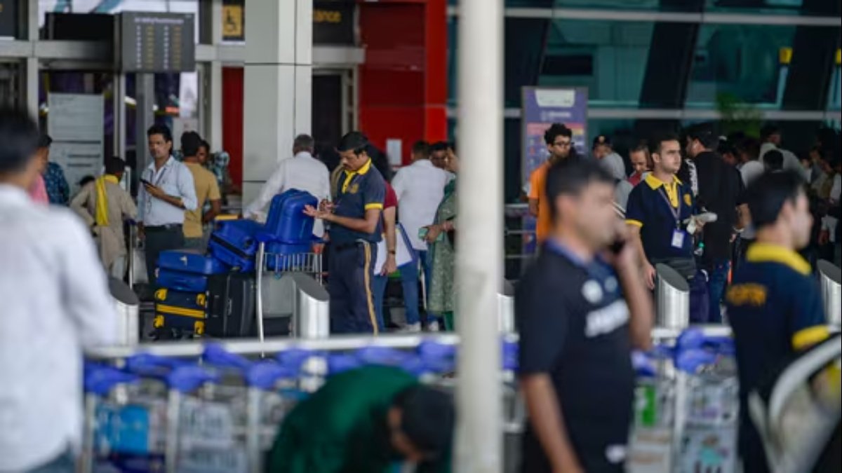 Delhi airport flight delays over air traffic control fault