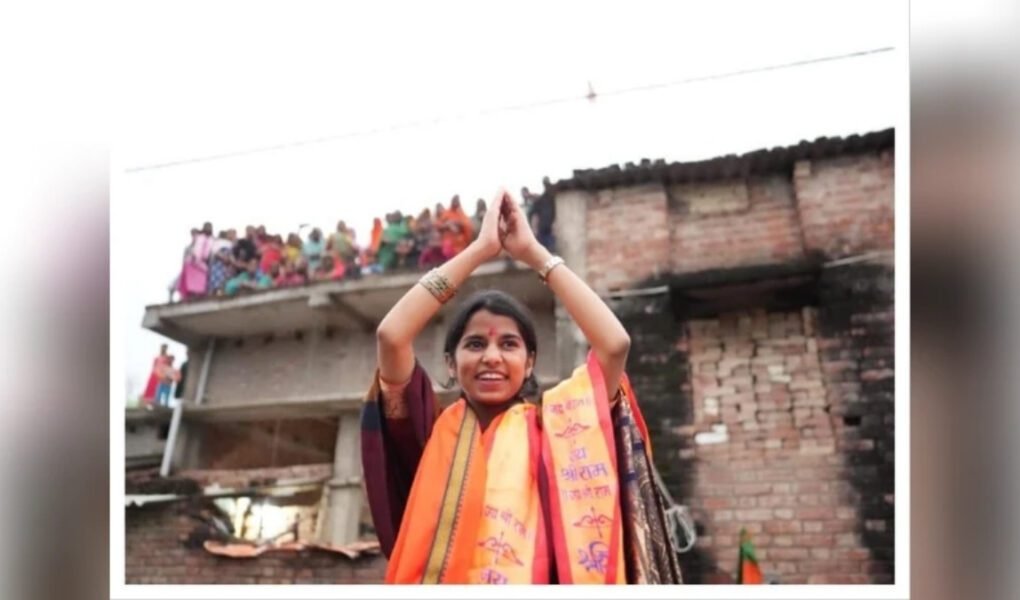 Folk singer Maithili Thakur, in a saffron shawl, greeting supporters with folded hands (Anjali Mudra) at an election rally in Bihar.